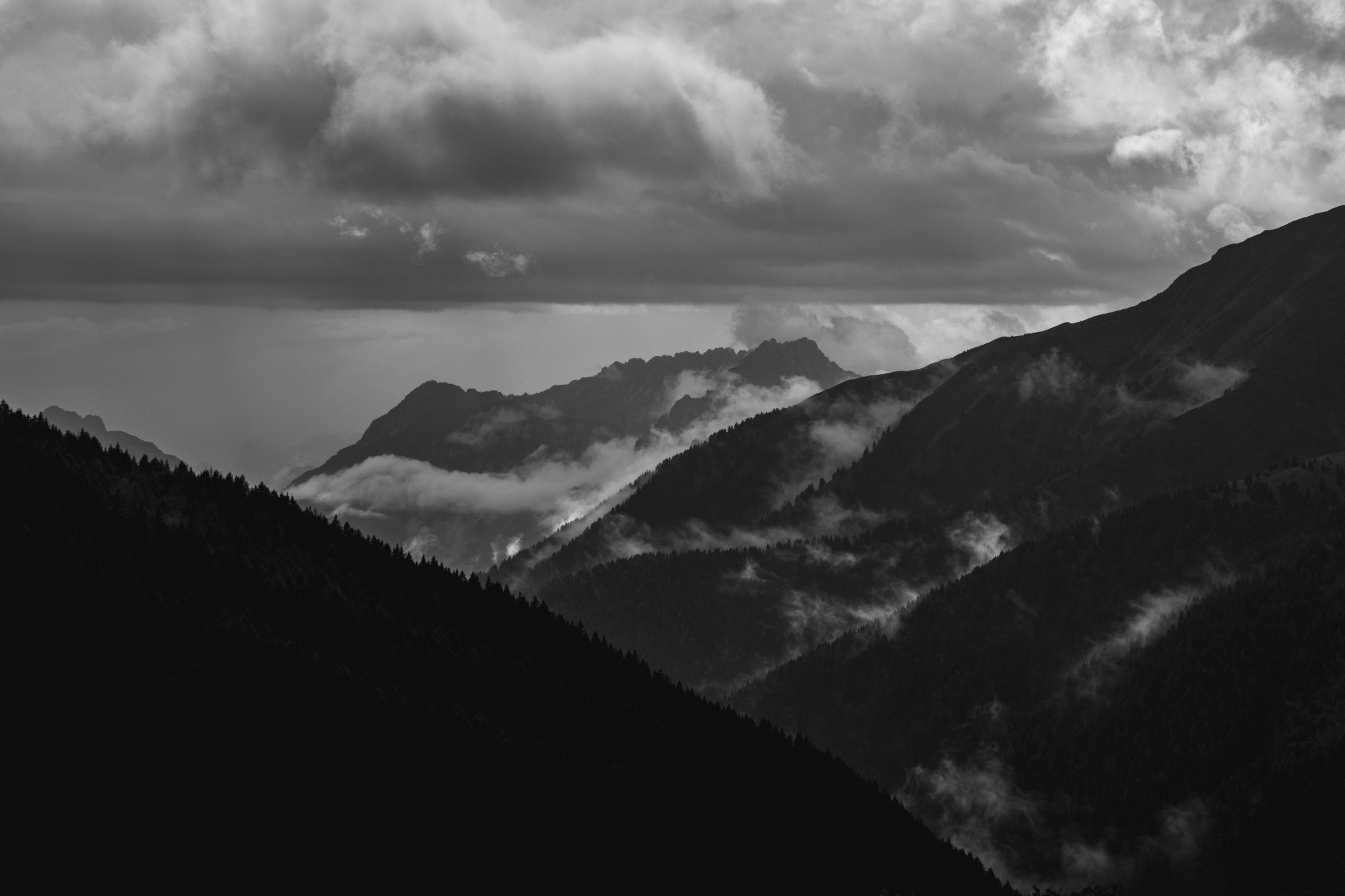 Black and white mountain landscape around Morareto