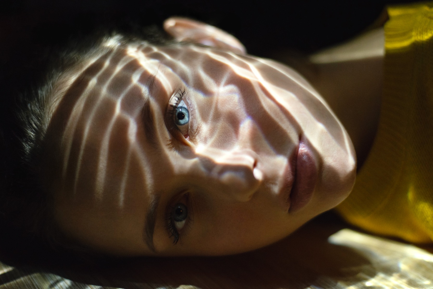 Portrait crossed by refracted light
